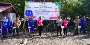 Menjelang HUT Bhayangkara ke-80, Ditpolairud Polda Jambi dan Polres Tanjab Barat Tanam 2.000 Mangrove serta Tebar 2.000 Bibit Ikan