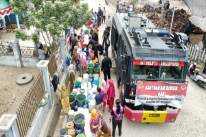Brimob Polda Jambi Salurkan Air Bersih untuk Masyarakat Desa Pulau Lintang Sarolangun