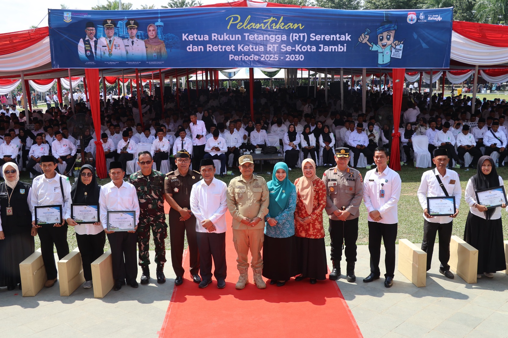 Ribuan Ketua RT Dilantik Dan Retret Serentak Pertama Kali Di Indonesia