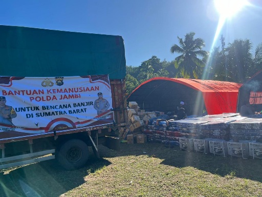 Polda Jambi Kirim Bantuan Kemanusian Bagi Korban Banjir Bandang Sumbar