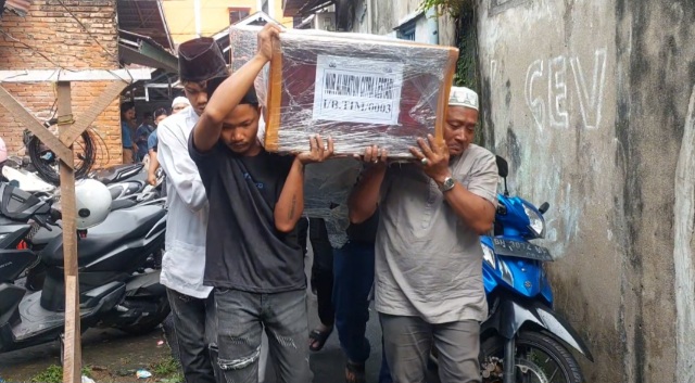 Kedatangan Korban Kecelakaan Kereta Api Disambut Tangis Keluarga, Wali Kota Jambi Takziah Kerumah Korban