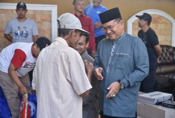 Berbagi Kebahagiaan Menjelang Idul Fitri, Wali Kota Jambi Serahkan Tali Asih Kepada Warga Sekitar Kediaman