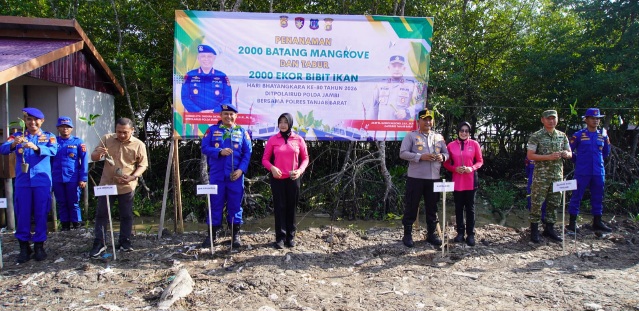 Menjelang HUT Bhayangkara ke-80, Ditpolairud Polda Jambi dan Polres Tanjab Barat Tanam 2.000 Mangrove serta Tebar 2.000 Bibit Ikan